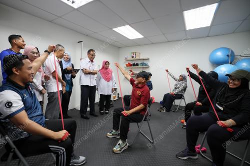 DATUK SERI DR DZULKEFLY AHMAD