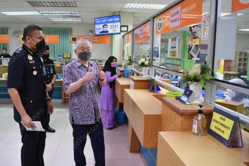 DATUK SERI DR WEE KA SIONG