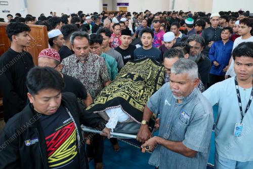 TIGA PENUNTUT UiTM MAUT