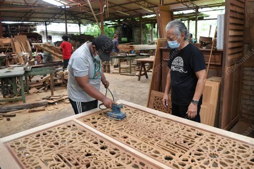 TEKNIK MEWARNA PADA UKIRAN KAYU