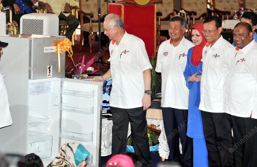 TR12_12012014_BANTUAN_BANJIR