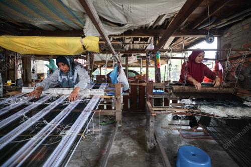 TENUN SONGKET DENGAN 'MATA HATI'
