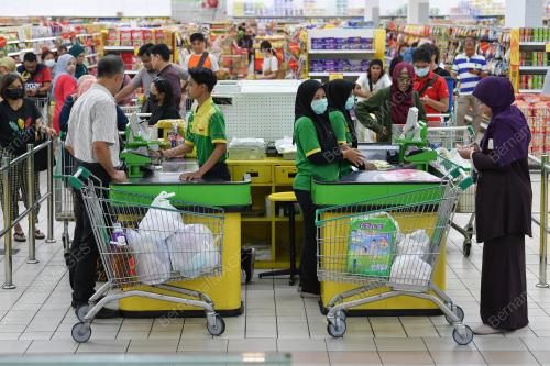 ORANG RAMAI BELI BARANGAN KEPERLUAN HARIAN