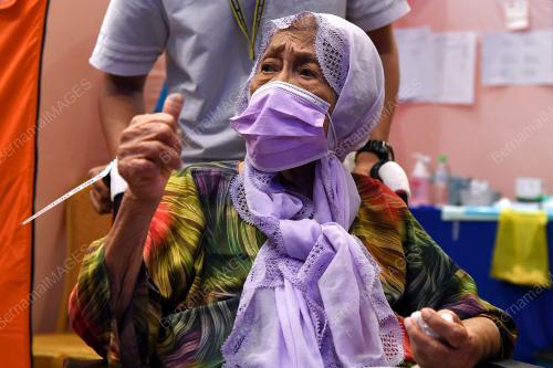 NENEK 102 TAHUN TERIMA VAKSIN