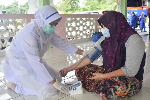 PEMERIKSAAN KESIHATAN MANGSA BANJIR