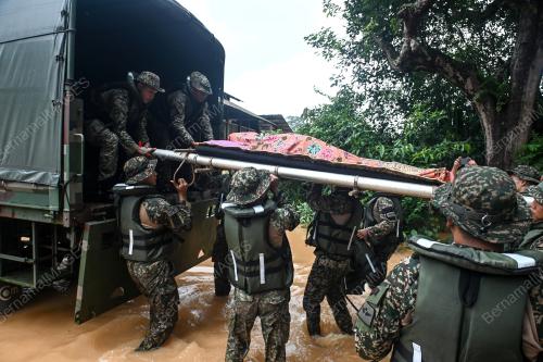 USUNG JENAZAH DALAM BANJIR