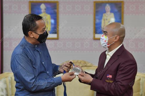 DATUK SERI DR AHMAD SAMSURI MOKHTAR