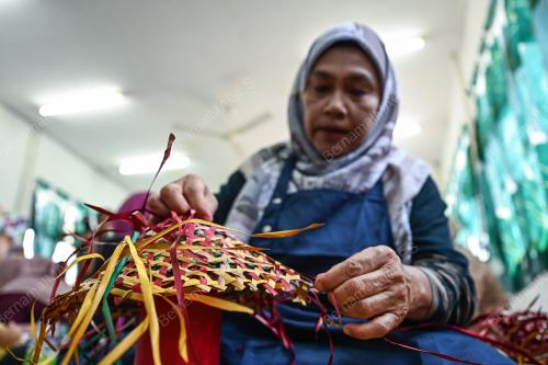 KOMUNITI KRAF ANYAMAN DAUN SAL