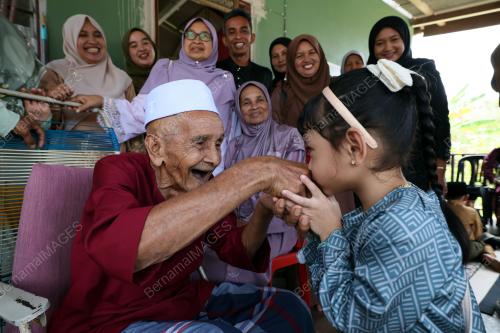 WARGA EMAS SAMBUT AIDILFITRI