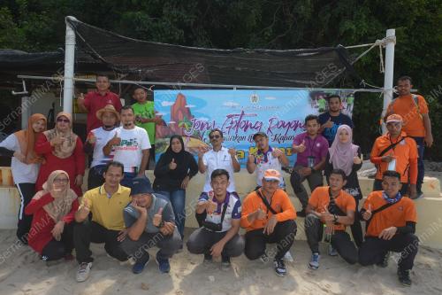 BERSIH SAMPAH DI PULAU KAPAS