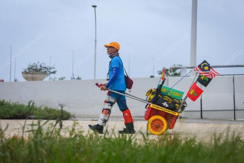 PENGEMBARA DENGAN BERJALAN KAKI BAGI MENGUMPUL DANA UNTUK KIDS