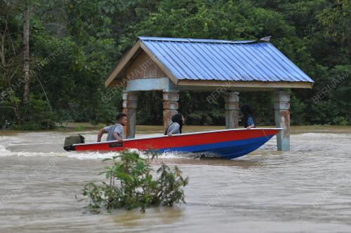 HUJAN LEBAT BERTERUSAN
