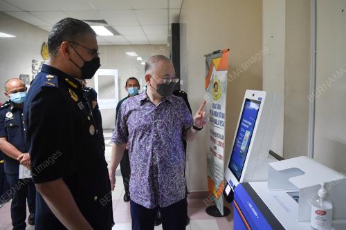 DATUK SERI DR WEE KA SIONG