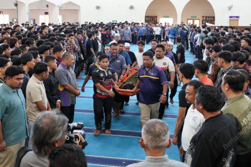 TIGA PENUNTUT UiTM MAUT