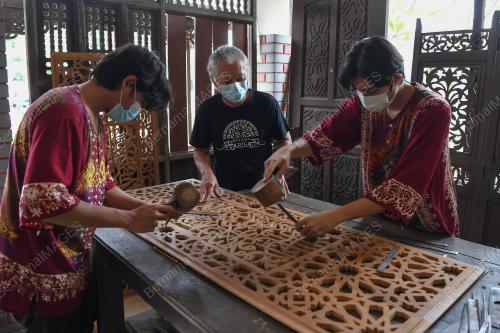 TEKNIK MEWARNA PADA UKIRAN KAYU