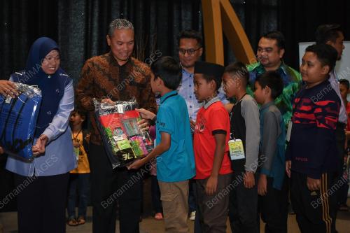 DATUK AHMAD NADZARUDIN ABDUL RAZAK