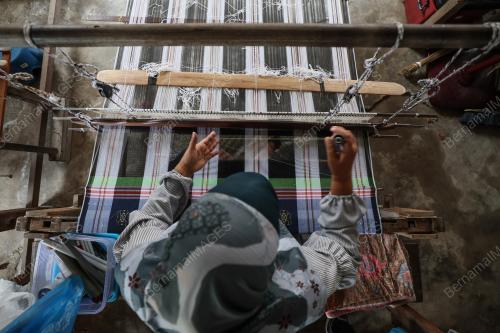 TENUN SONGKET DENGAN 'MATA HATI'
