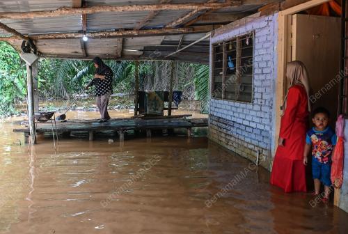 PEMBERSIHAN RUMAH MANGSA BANJIR