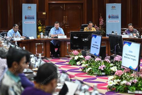 DATUK SERI AMIR HAMZAH AZIZAN