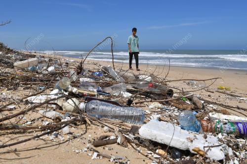 SAMPAH SARAP TERDAMPAR DI PANTAI