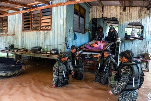 USUNG JENAZAH DALAM BANJIR