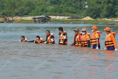 TIGA BERADIK DIKHUATIRI LEMAS