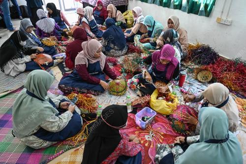 KOMUNITI KRAF ANYAMAN DAUN SAL