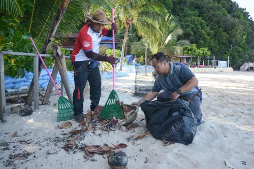 BERSIH SAMPAH DI PULAU KAPAS