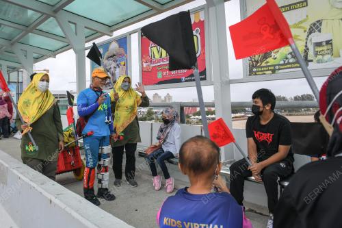 PENGEMBARA DENGAN BERJALAN KAKI BAGI MENGUMPUL DANA UNTUK KIDS