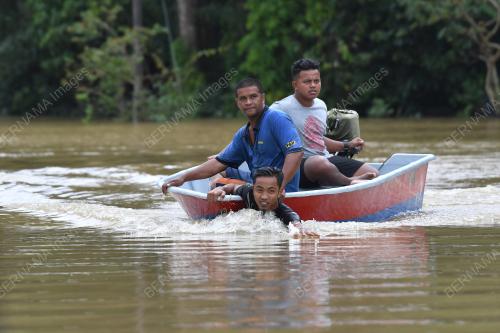 HUJAN LEBAT BERTERUSAN