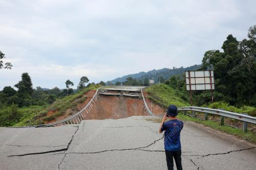 TANAH RUNTUH