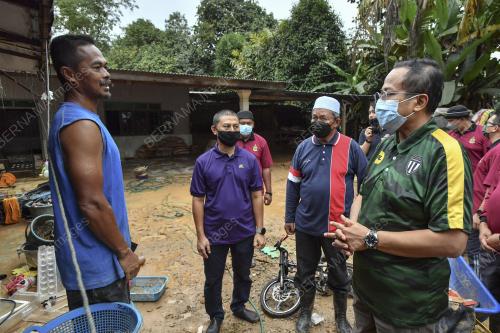 MENTERI BESAR TERENGGANU MELAWAT MANGSA BANJIR