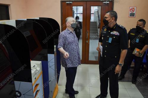 DATUK SERI DR WEE KA SIONG