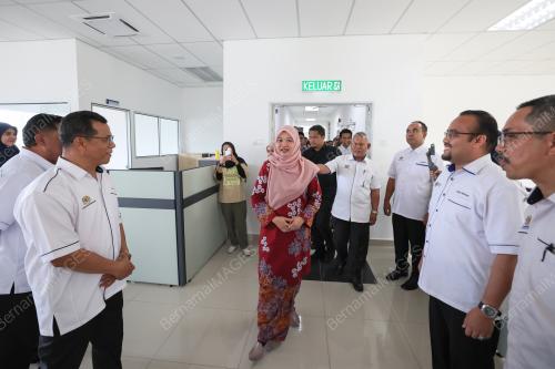 FADHLINA SIDEK