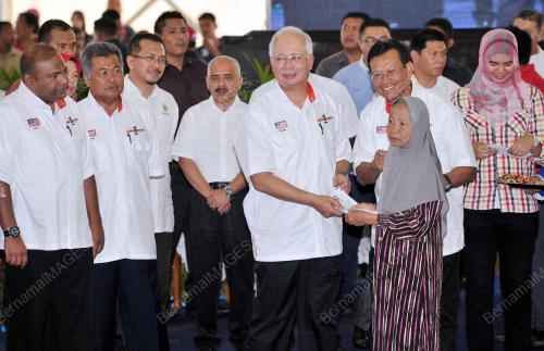 TR14_12012014_BANTUAN_BANJIR