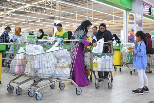 ORANG RAMAI BELI BARANGAN KEPERLUAN HARIAN