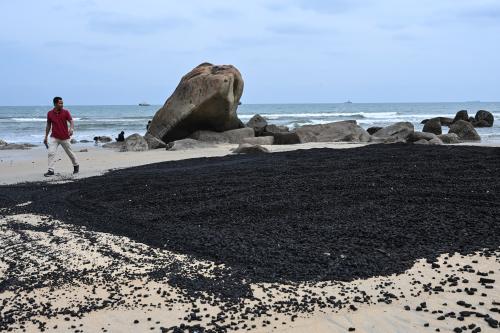TUMPAHAN MINYAK DI PANTAI TEKONG KELONG