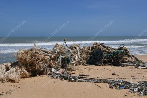 SAMPAH SARAP TERDAMPAR DI PANTAI