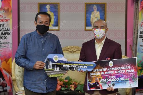 DATUK SERI DR AHMAD SAMSURI MOKHTAR