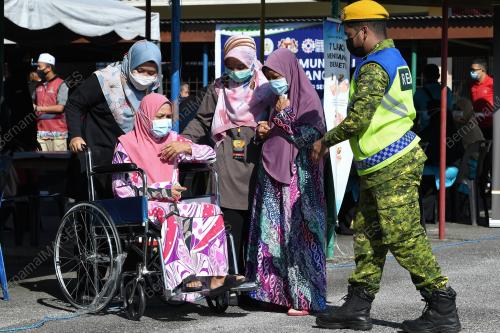 VAKSIN COVID-19 WARGA EMAS