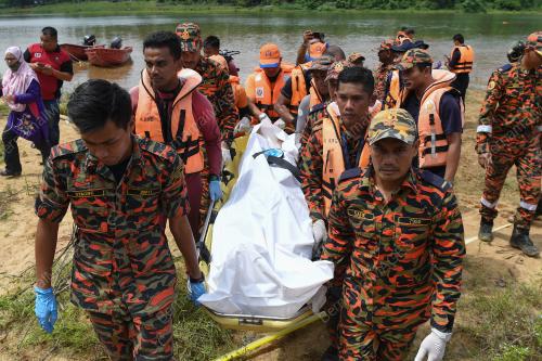 TIGA BERADIK DIKHUATIRI LEMAS