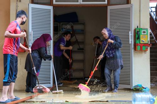 BERSIH SEKOLAH BANJIR