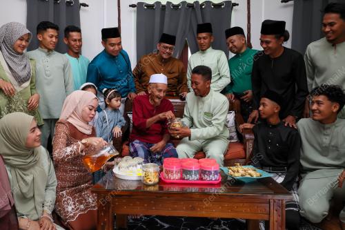 WARGA EMAS SAMBUT AIDILFITRI