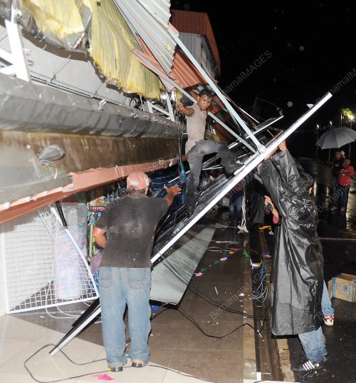 TR15_01102013_PASARAYA_RUNTUH