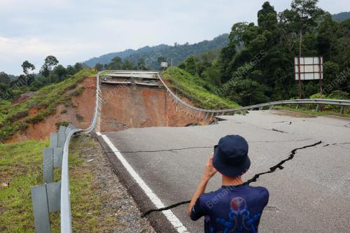 TANAH RUNTUH