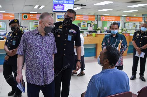 DATUK SERI DR WEE KA SIONG