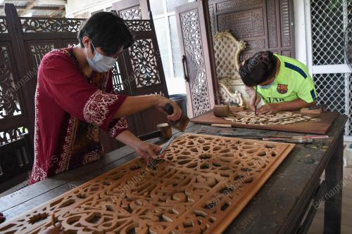 TEKNIK MEWARNA PADA UKIRAN KAYU