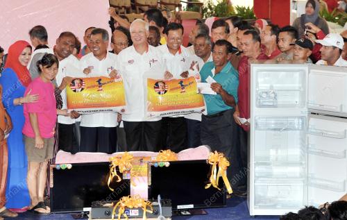 TR15_12012014_BANTUAN_BANJIR