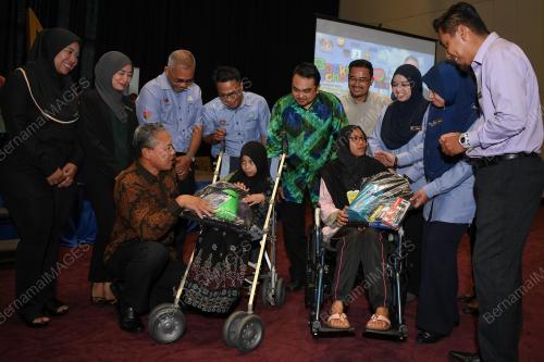DATUK AHMAD NADZARUDIN ABDUL RAZAK