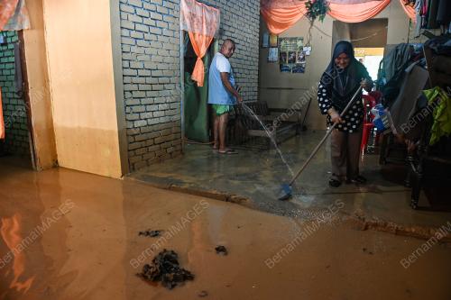 PEMBERSIHAN RUMAH MANGSA BANJIR
